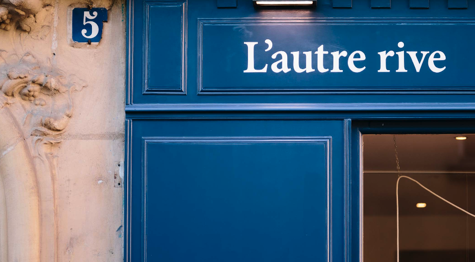 Façade bleue de la maison funéraire L'autre rive, rue de Paris